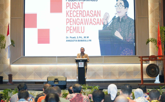 Anggota Bawaslu Puadi saat membuka Rapat Koordinasi Nasional Bidang Data dan Informasi Gelombang I di Makassar, Selasa (16/9/2025)