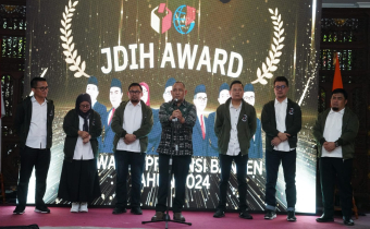 Anggota Bawaslu Totok Hariyono (tengah) memberikan sambutan dalam diskusi yang digelar oleh Bawaslu Provinsi Banten, Selasa, (18/2/2025)/foto: Publikasi dan Pemberitaan Bawaslu.