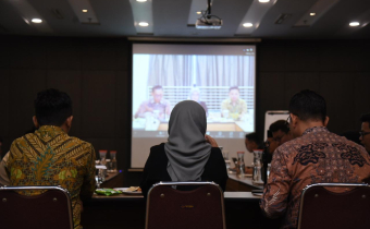 Anggota Bawaslu Lolly Suhenty saat memberi arahan dalam Koordinasi Kerja Sama dan Hubungan Antarlembaga dalam Rangka Penguatan Training of Trainer Pendidikan Pengawas Partisipatif secara hybrid di Jakarta, Kamis (19/06/2025).