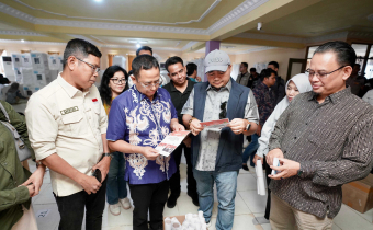 Anggota Bawaslu Puadi tengah mengawasi logistik di gudang logistik KPU Barito Utara, Rabu (30/7/2025)/Foto: Publikasi dan Pemberitaan Bawaslu