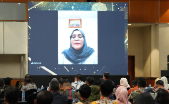 Anggota Bawaslu Lolly Suhenty saat memberi sambutan melalui daring di acara Rapat Koordinasi Nasional (Rakornas) Pemutakhiran Data Pemilih Berkelanjutan (PDPB) dan Hubungan Kerja Sama Antar Lembaga Tahun 2025 di Jakarta, Jumat (19/12/2025) malam. Foto: Pemberitaan dan Publikasi Bawaslu RI