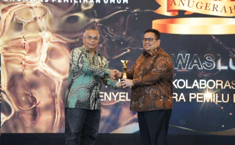 etua Bawaslu Rahmat Bagja menerima penghargaan Anugerah Kolaborasi Strategis Penyelenggara Pemilu bersama Media yang diserahkan oleh Wakil Pemred INDOPOSCO Folber Siallaga di Jakarta, Selasa (3/2/2026).