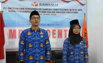 Foto Pegawai Negeri Sipil, Novita Dian Pertiwi dan Binsar T.L.N Panjaitan, mengikuti prosesi pelantikan secara daring dari Kantor Bawaslu Kabupaten Barito Selatan.