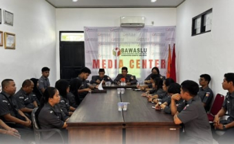 Foto Rapat Internal Bawaslu Barito Selatan Gelar Rapat Internal, Bahas SE 10 Tahun 2026 Terkait Tugas Kedinasan ASN. Senin (13/04/2026).