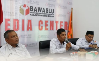 Foto Rapat Dalam Kantor (RDK) Evaluasi Pelaksanaan Pengawasan bersama kesbangpol Kabupaten Barito Selatan di ruang rapat kantor Bawaslu Kabupaten Barito Selatan. Rabu, (10/06/2026)