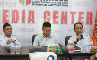 Foto Rapat Dalam Kantor Penyelesaian Sengketa Proses di  Bawaslu Kabupaten Barito Selatan. Rabu (05/08/2026).
