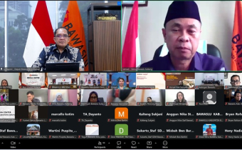 Tangkapan layar secara daring, pembukaan dan arahan Ketua Bawaslu Kalteng Satriadi dan Deputi Bidang Administrasi Bawaslu, La Bayoni, dalam program Selasa Harati Seri 11, Selasa (6/10/2026).