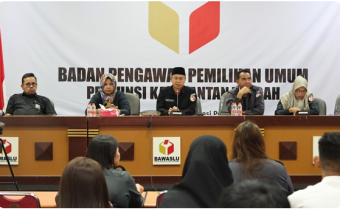 Pembukaan kegiatan ortientasi oleh Ketua, Anggota dan Kasek Bawaslu Provinsi Kalimantan Tengah di ruang rapat secra luring, Palangka Raya, Senin (6/7/2026).