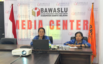 Foto Kepala Sekretariat Bawaslu Kabupaten Barito Selatan, Milla Erawati, bersama Kepala Subbagian Administrasi, Nirmala megikuti Rapat terkait Pengisian Jabatan Fungsional di Bawaslu, Kamis (01/10/2026).