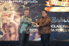 etua Bawaslu Rahmat Bagja menerima penghargaan Anugerah Kolaborasi Strategis Penyelenggara Pemilu bersama Media yang diserahkan oleh Wakil Pemred INDOPOSCO Folber Siallaga di Jakarta, Selasa (3/2/2026).